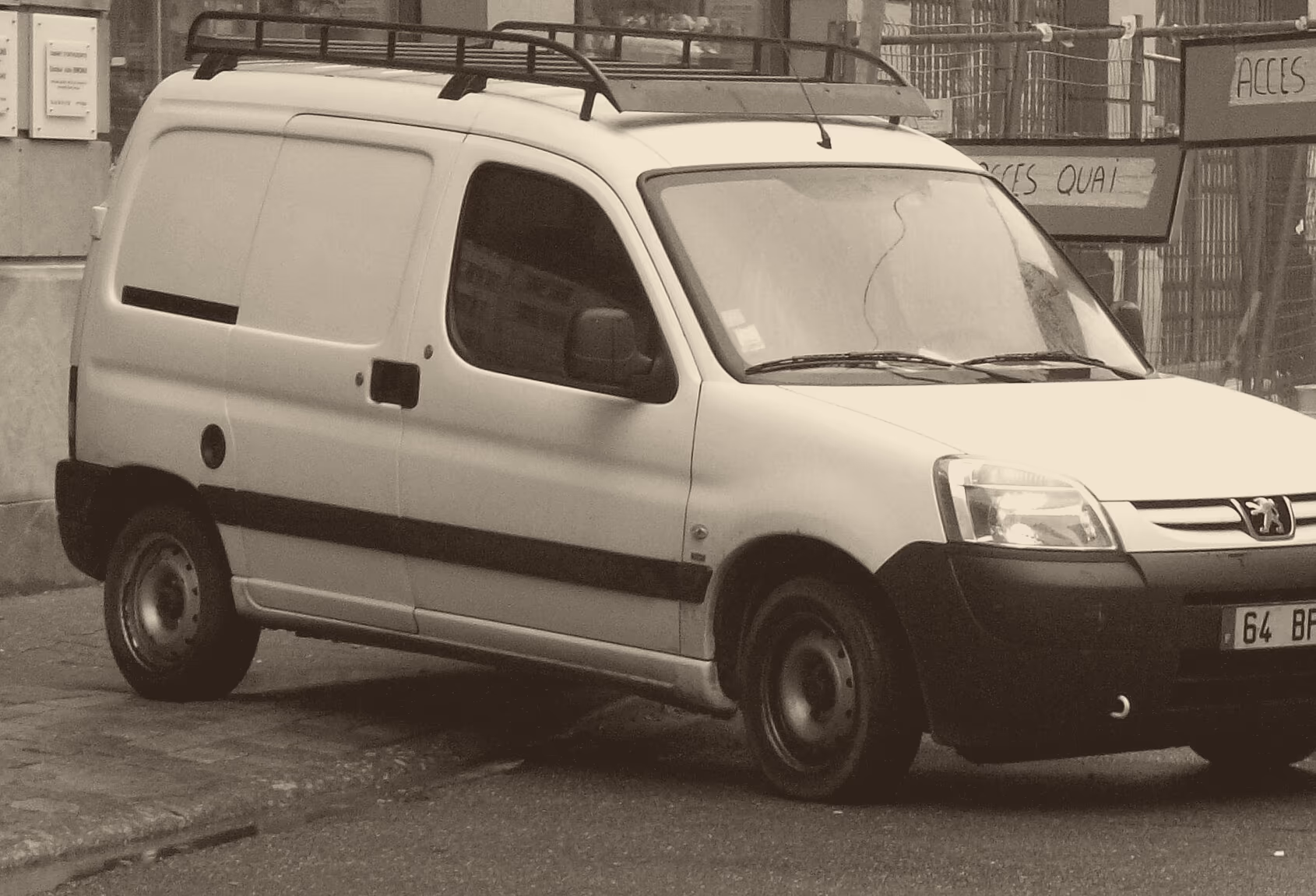 Peugeot Partner Furgón blanco, vista de tres cuartos